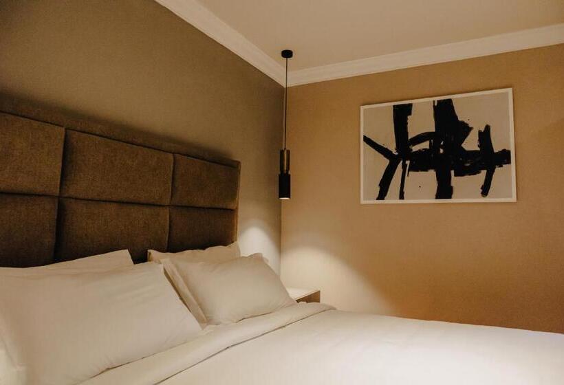 豪华套房, Mikaella