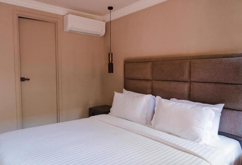 豪华套房, Mikaella