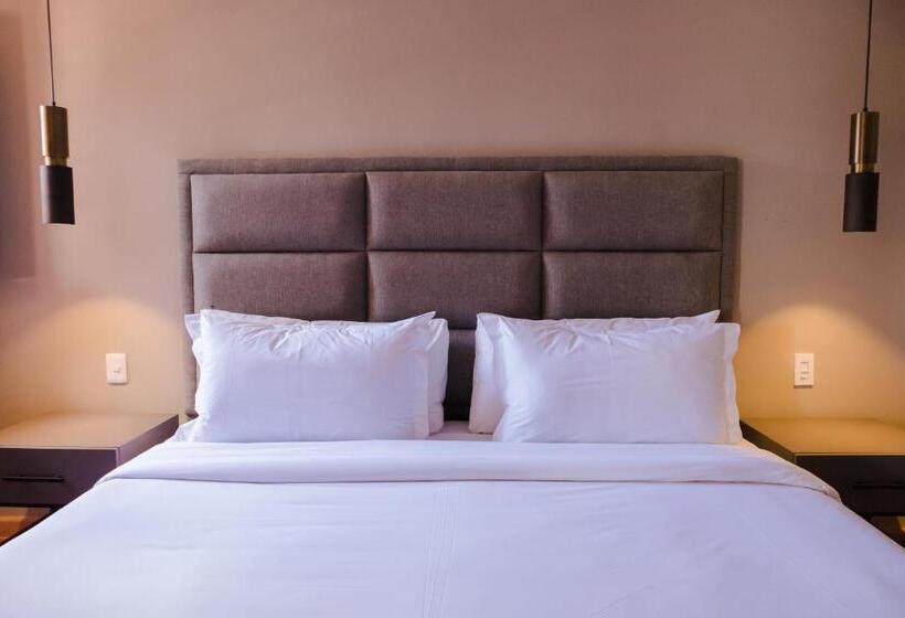 豪华套房, Mikaella