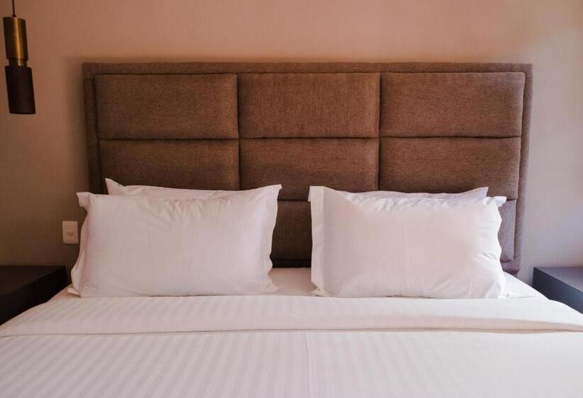 豪华套房, Mikaella