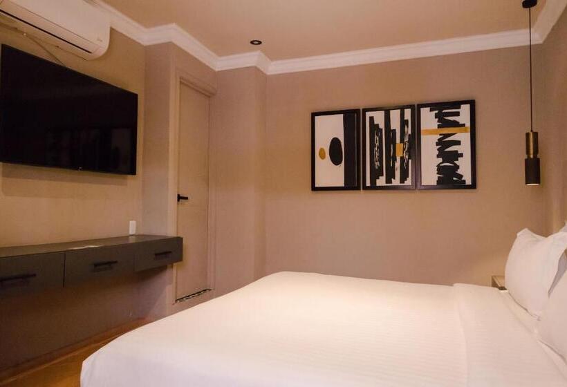 小型套房, Mikaella