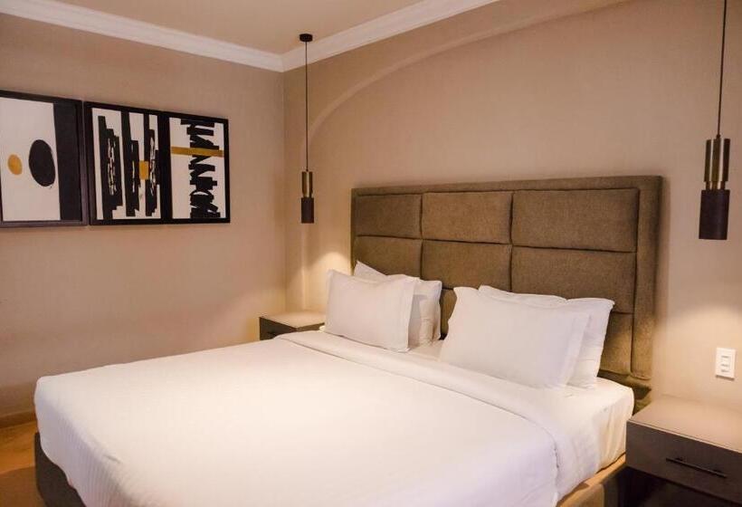 小型套房, Mikaella