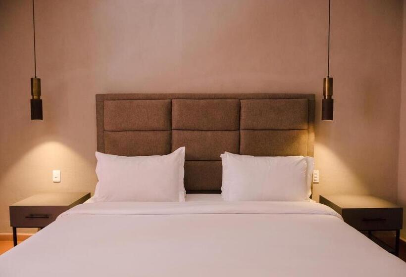 豪华套房, Mikaella