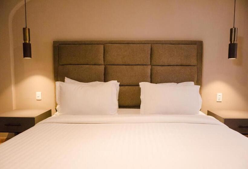 豪华套房, Mikaella