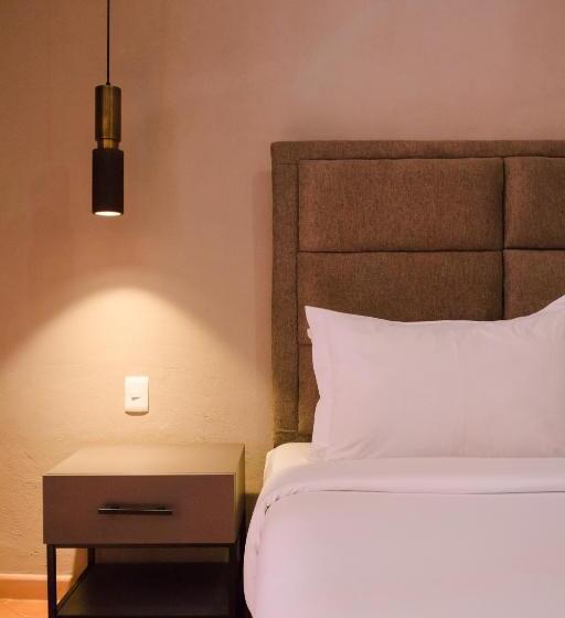 豪华套房, Mikaella