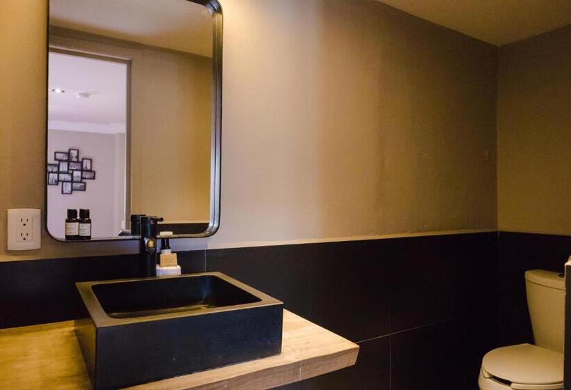 小型套房, Mikaella