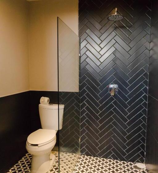 小型套房, Mikaella