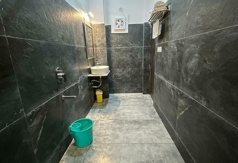 Camera Deluxe, Ushaan Haveli