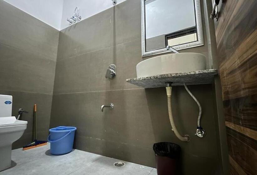 Camera Deluxe, Ushaan Haveli