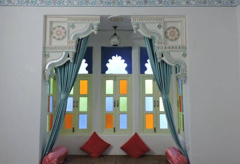 Camera Deluxe, Ushaan Haveli