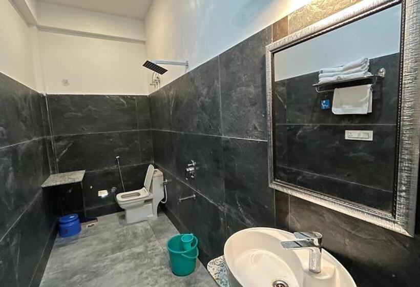 Camera Deluxe, Ushaan Haveli