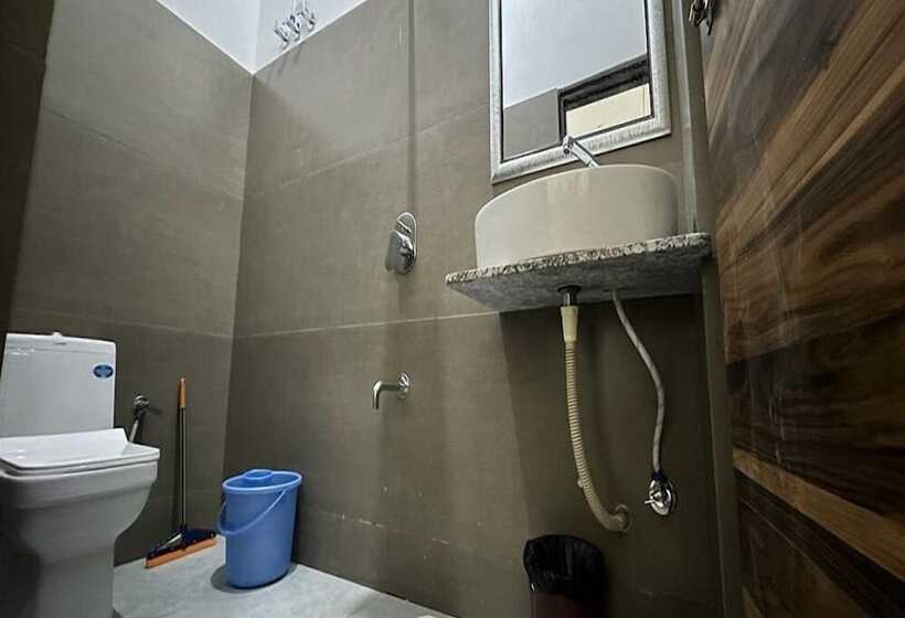 Camera Deluxe, Ushaan Haveli