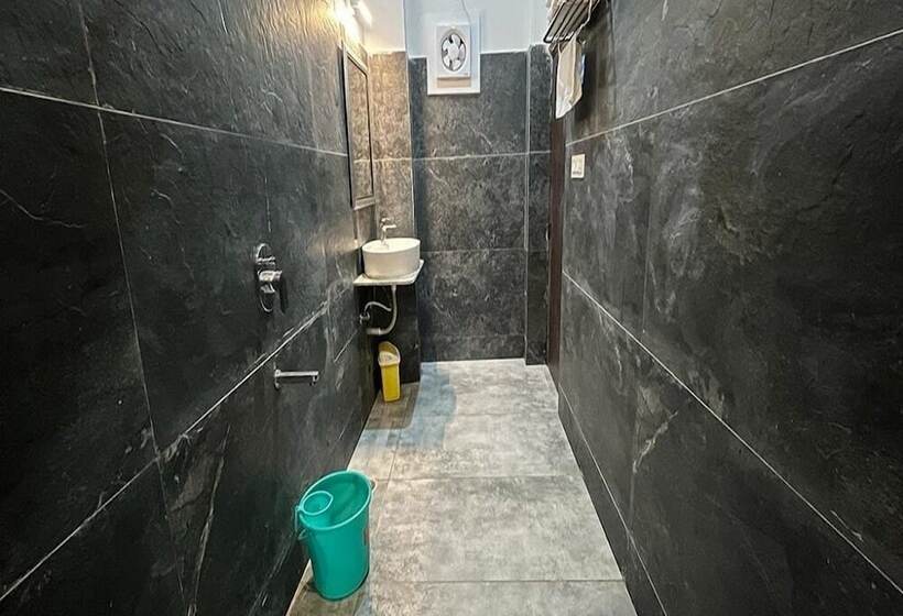 Camera Deluxe, Ushaan Haveli