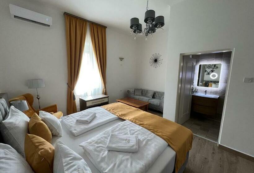 家庭间, Kúria Vendégház