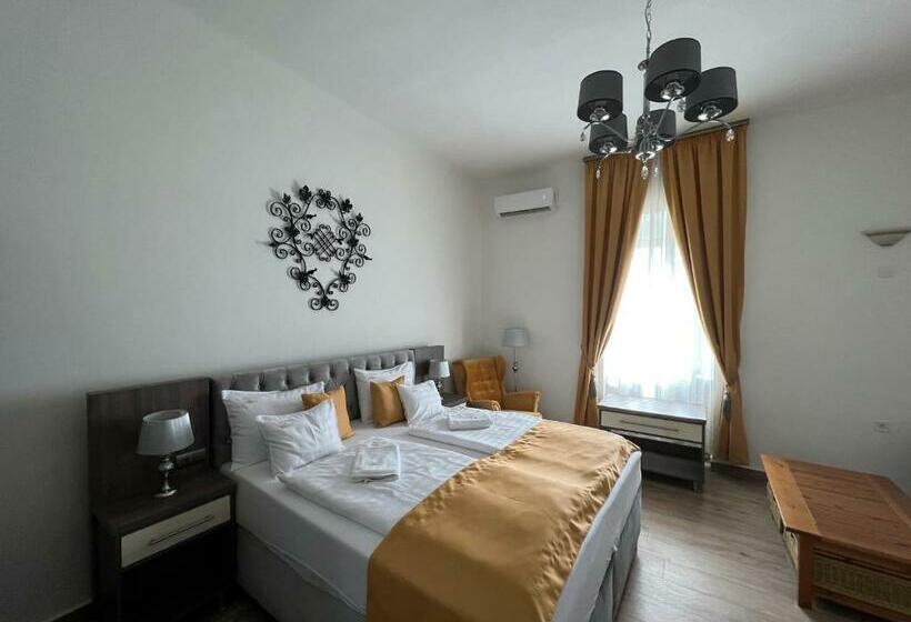 家庭间, Kúria Vendégház