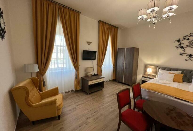 家庭间, Kúria Vendégház