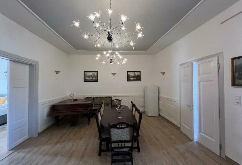 家庭间, Kúria Vendégház