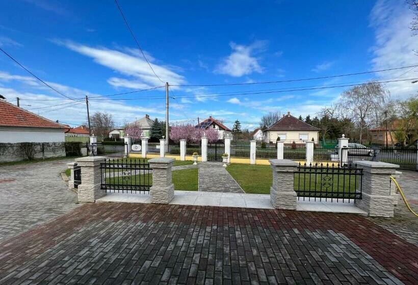 家庭间, Kúria Vendégház