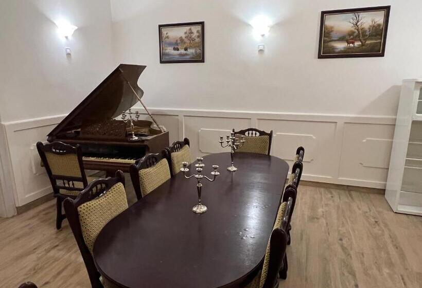 家庭间, Kúria Vendégház