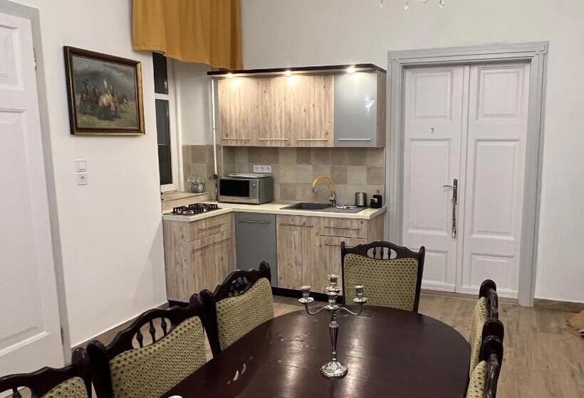 家庭间, Kúria Vendégház