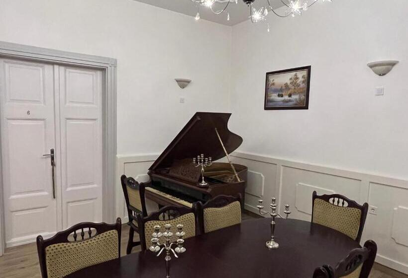 四人标准间, Kúria Vendégház