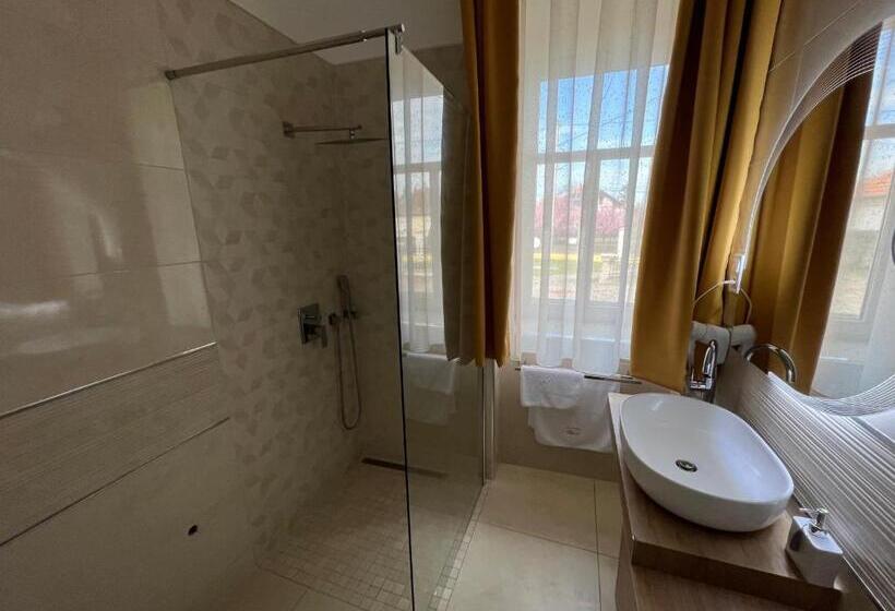 标准间, Kúria Vendégház