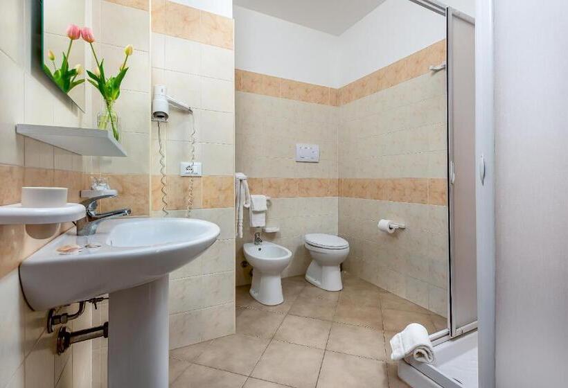 四人标准间, Samira