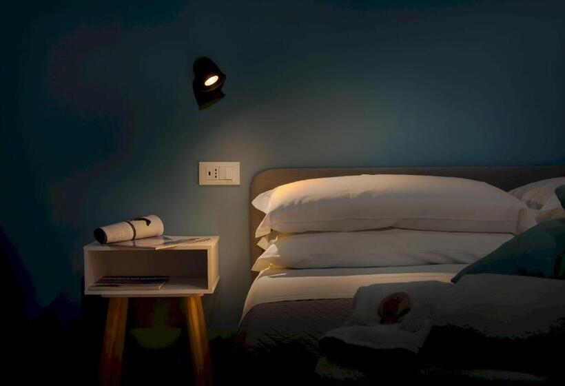 高级三人间, Samira