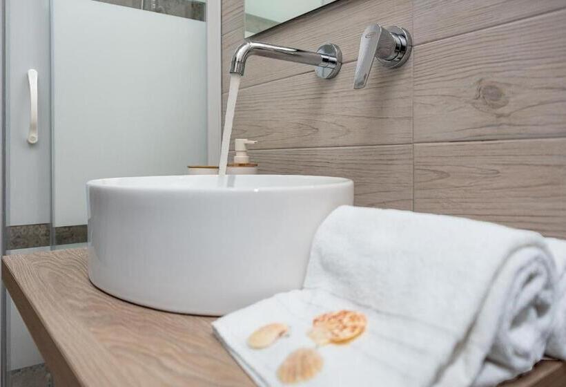 高级三人间, Samira