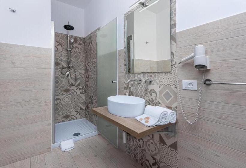 四人高级间, Samira