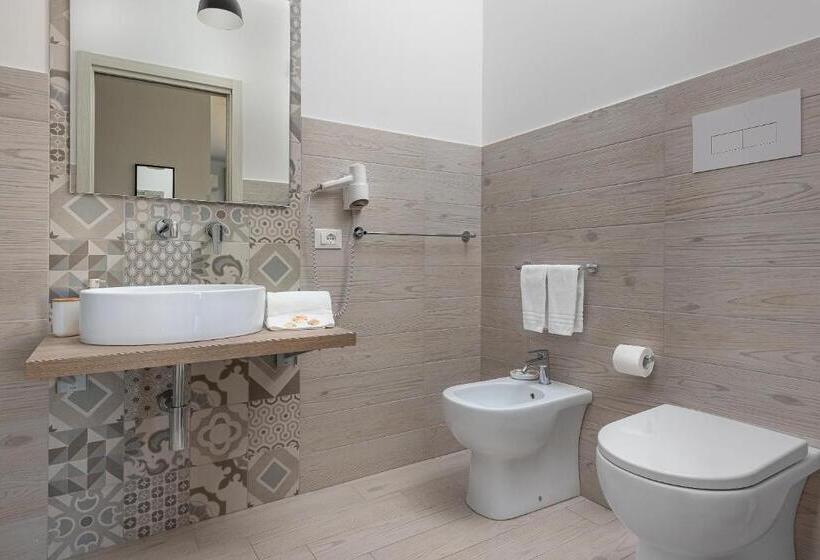 四人高级间, Samira