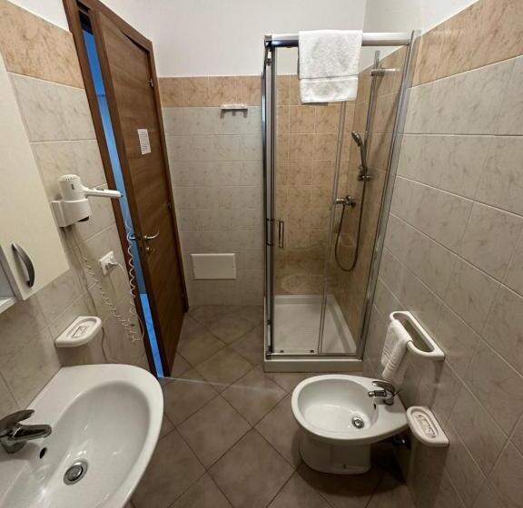 标准单人间, Samira