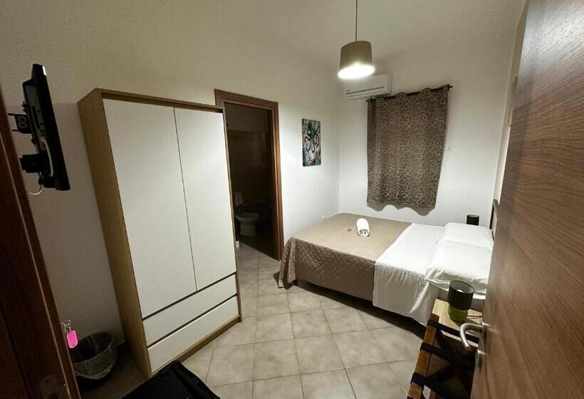 标准单人间, Samira