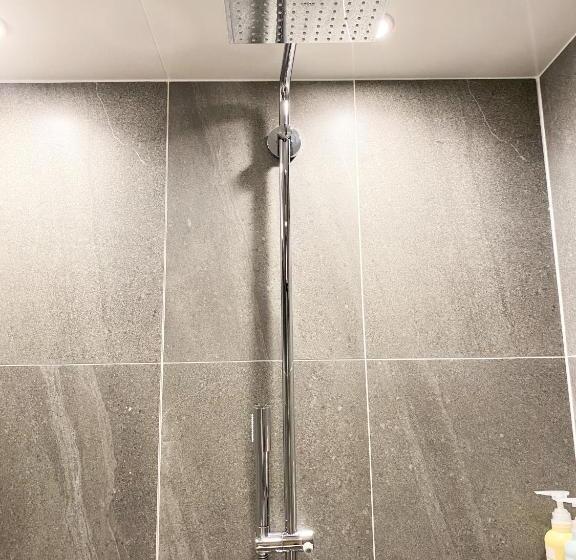 جناح ديلوكس, Asakusa Kaede 浅草楓