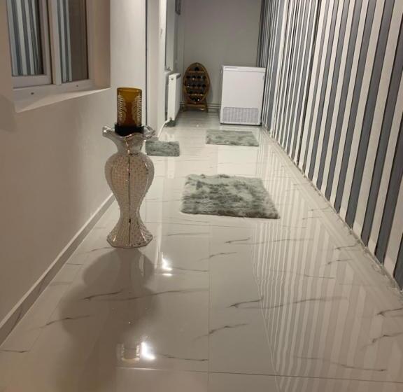 デラックスの４人部屋, Vila  Melissa Cazare