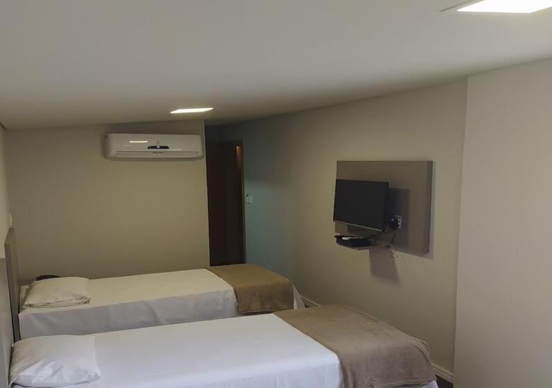 Quarto Triplo Estandar, Front Hotel Expominas