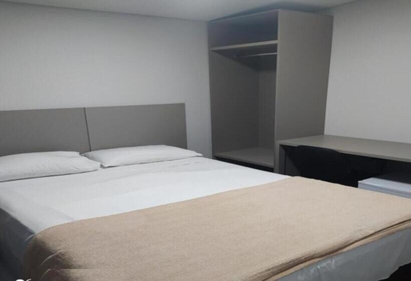 חדר אקונומי, Front Hotel Expominas