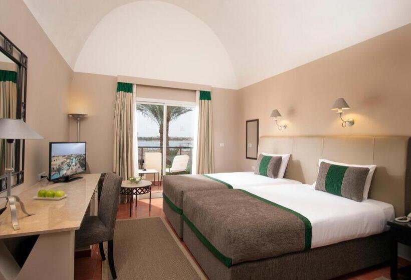 サイドシービュースーペリアールーム, Jaz Makadina