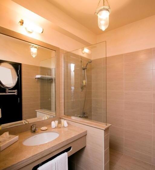 デラックスファミリールーム, Jaz Makadina