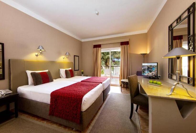 サイドシービュースーペリアールーム, Jaz Makadina