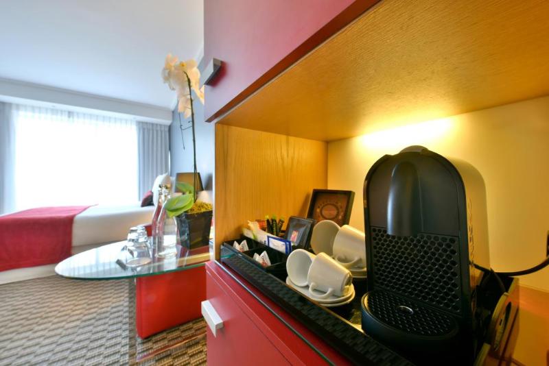 デラックスファミリールーム, Jaz Makadina