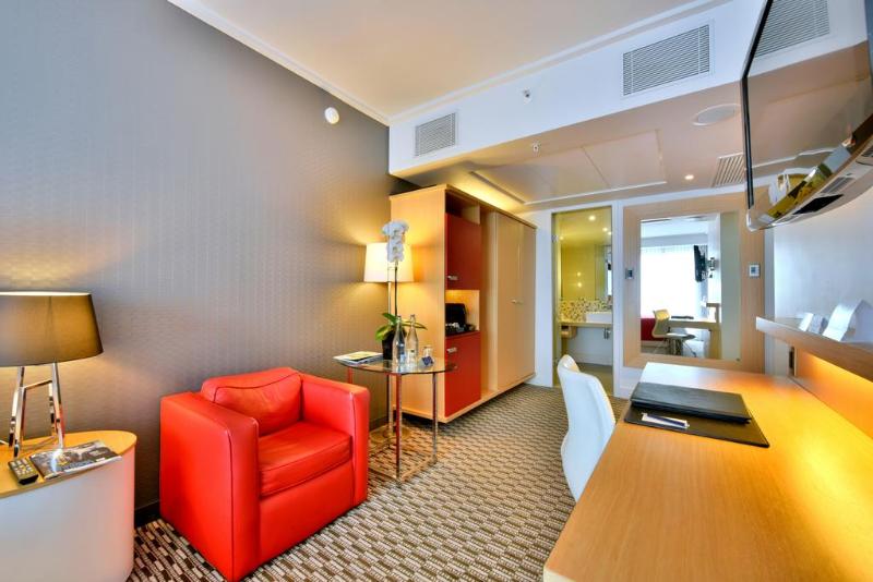 デラックスファミリールーム, Jaz Makadina