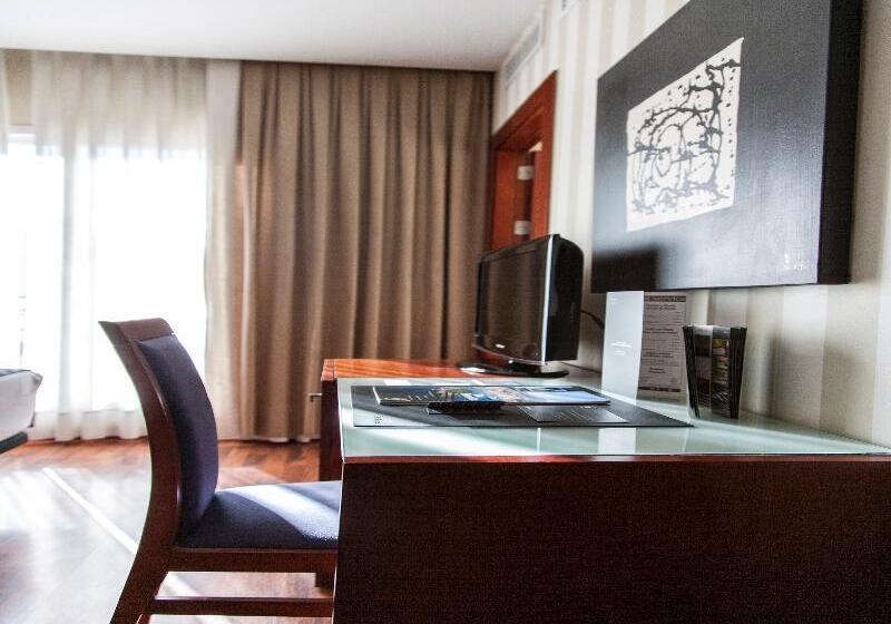 スーペリアールーム, Jaz Makadina