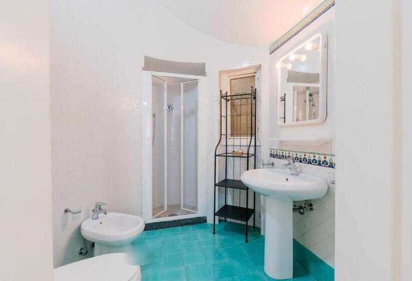 带一个卧室和一个阳台的海景公寓, Residence Villa Rosa
