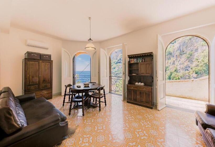 带一个卧室和一个阳台的海景公寓, Residence Villa Rosa