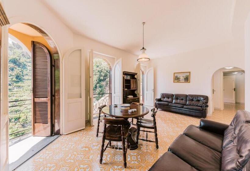 带一个卧室和一个阳台的海景公寓, Residence Villa Rosa