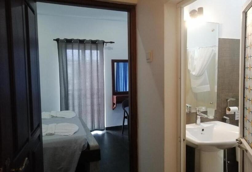 带阳台的豪华间, Le Petit Hotel & Restaurant