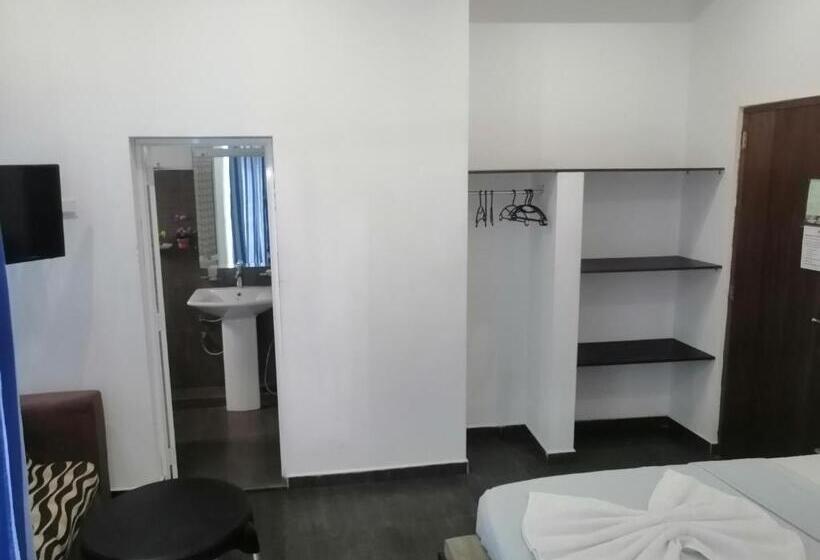 Номер Стандарт с Балконом, Le Petit Hotel & Restaurant