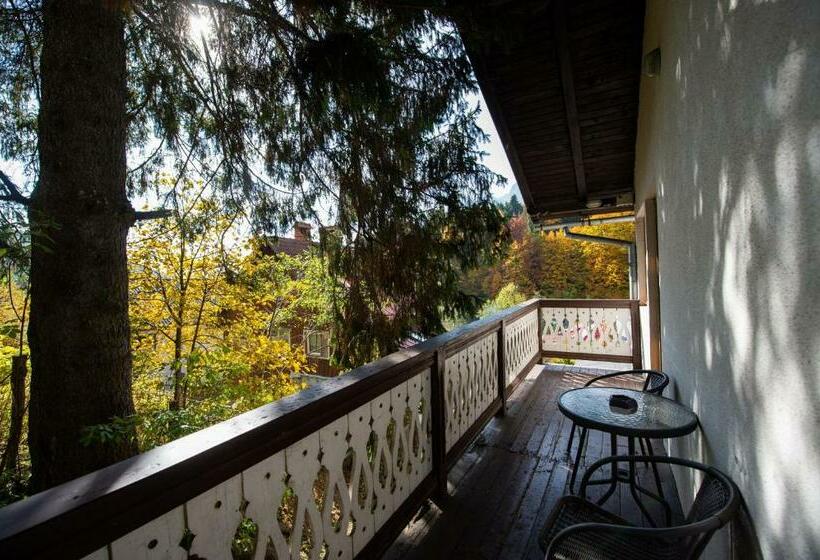 חדר משפחתי, Vila Bradet