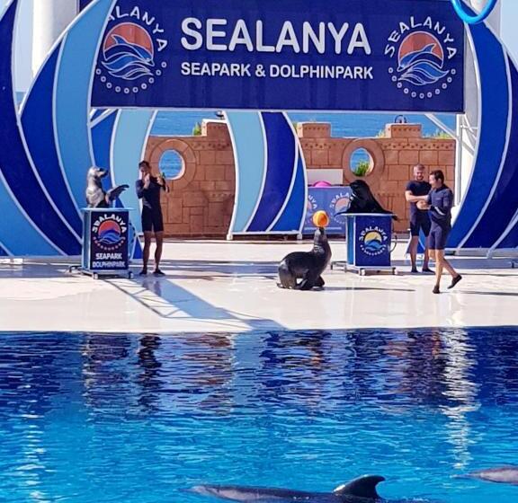 带1个卧室的带阳台的公寓, Granada City Alanya Luxury Appartment 800м от пляжа клеопатра